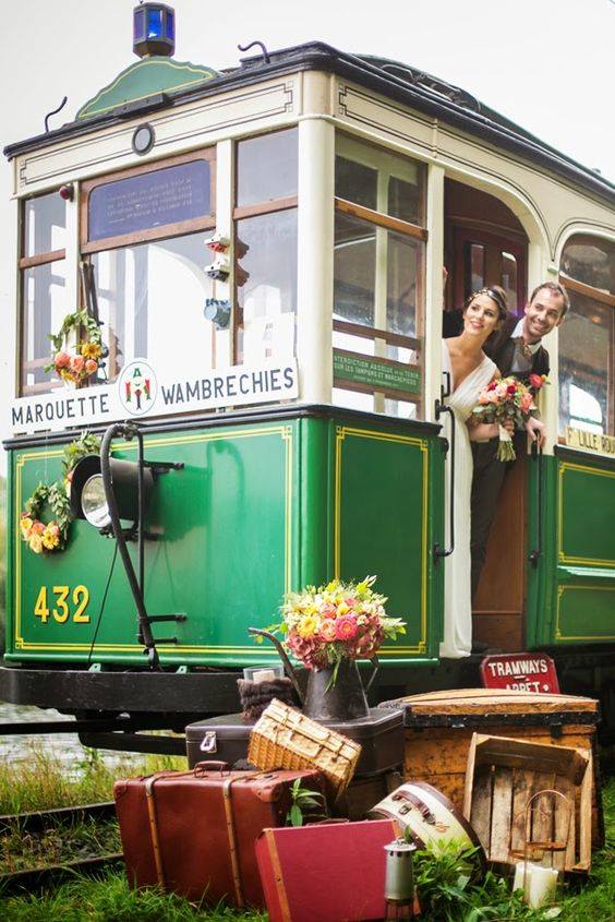 Un jeune couple qui arrive en tramway pour leur cérémonie !!