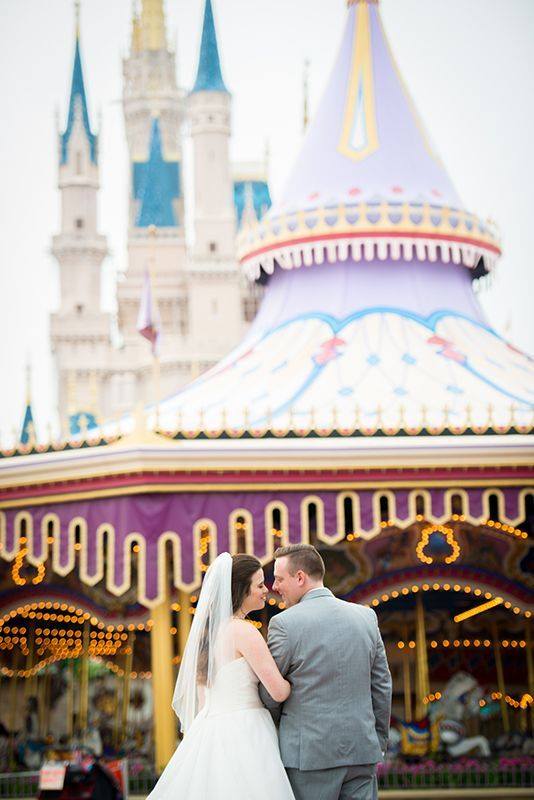 Couple de mariés avec la magie de disney