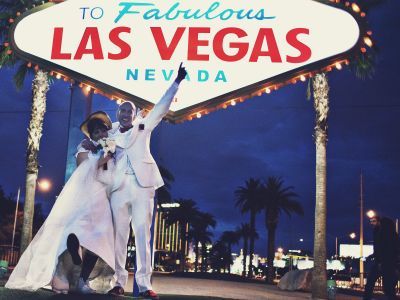 Un couple marié devant la célèbre pancarte de Las Vegas