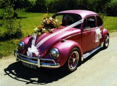 Une magnifique voiture de collection décorée avec soin