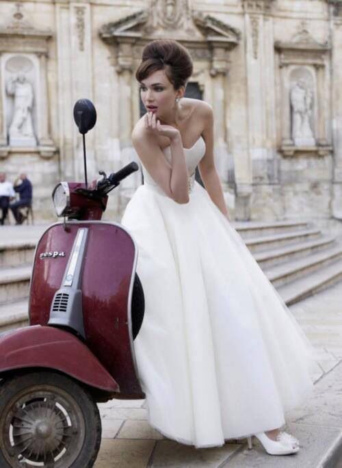 Une mariée pensive sur un scooter