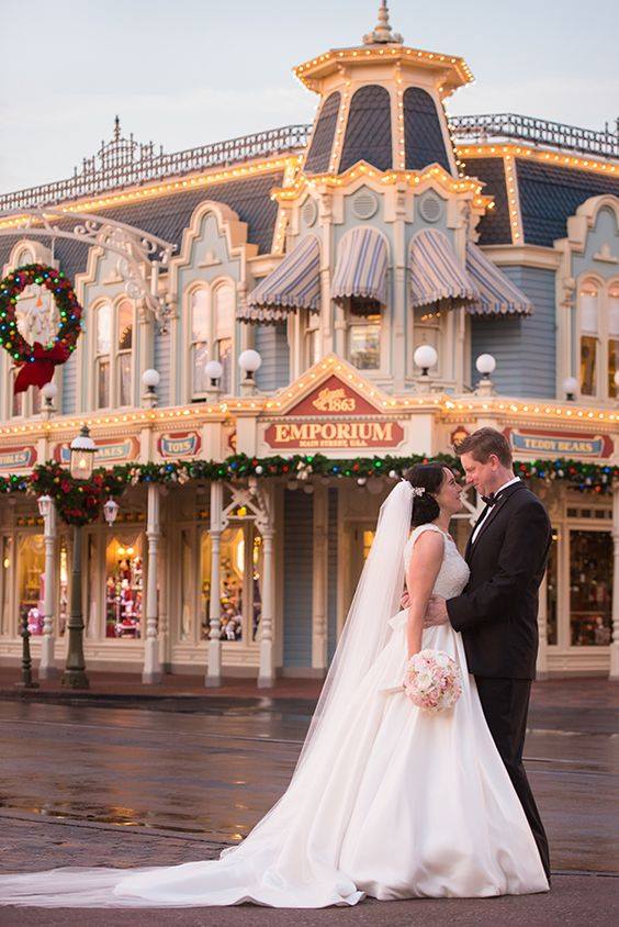 Couple de mariés devant l'Emporum de Dineyland