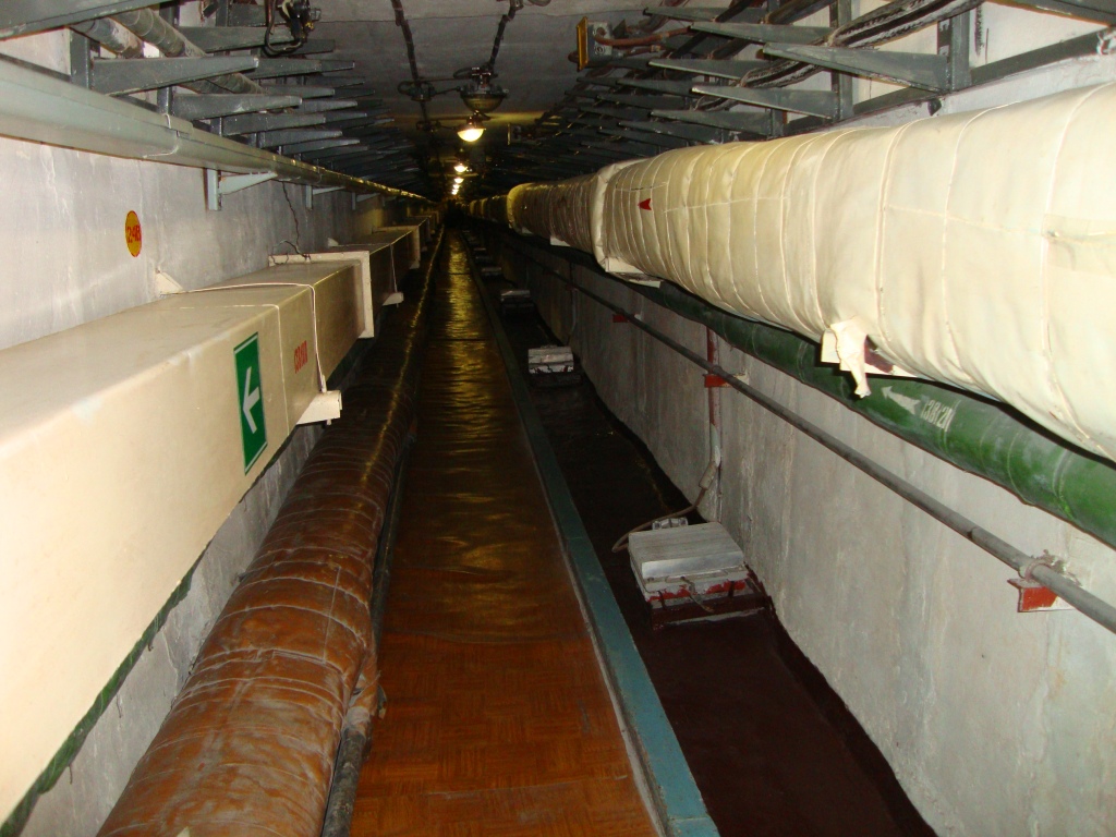 Undeground tunnel with engineering facilities