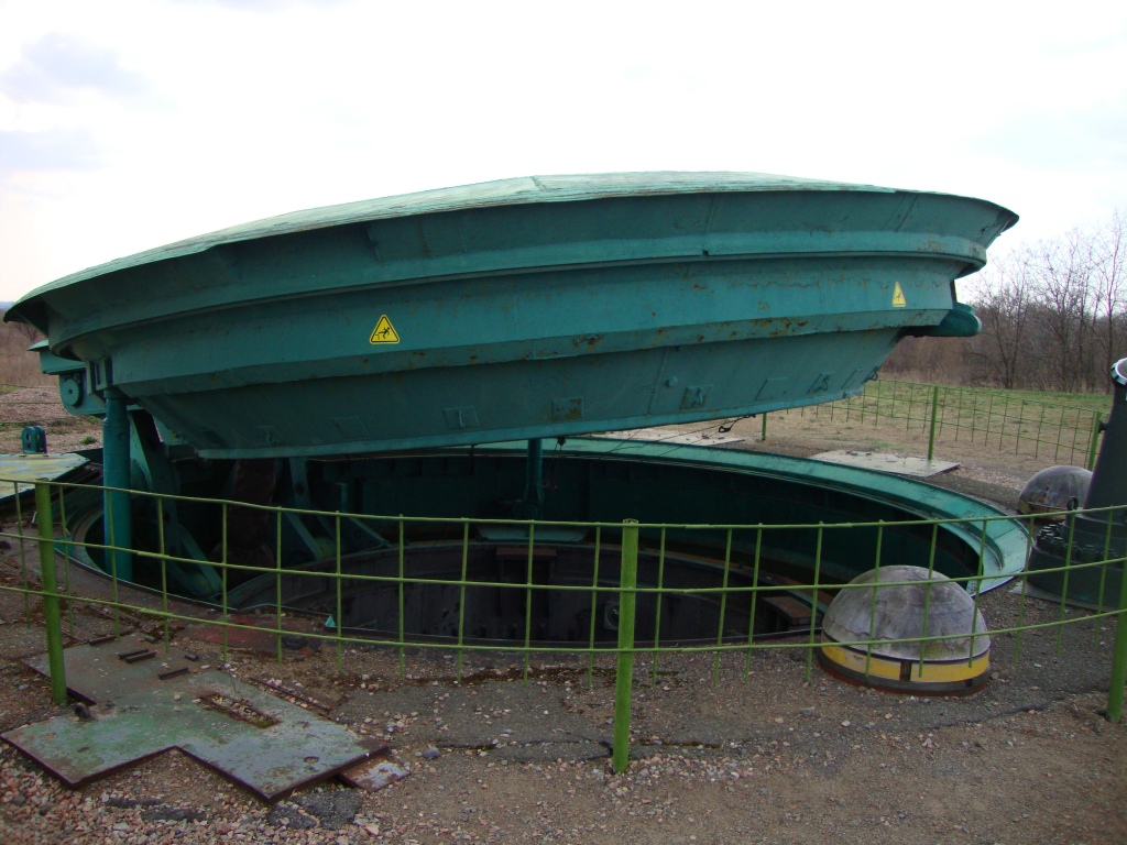 Silo-based missile launch site with a 120-ton cover