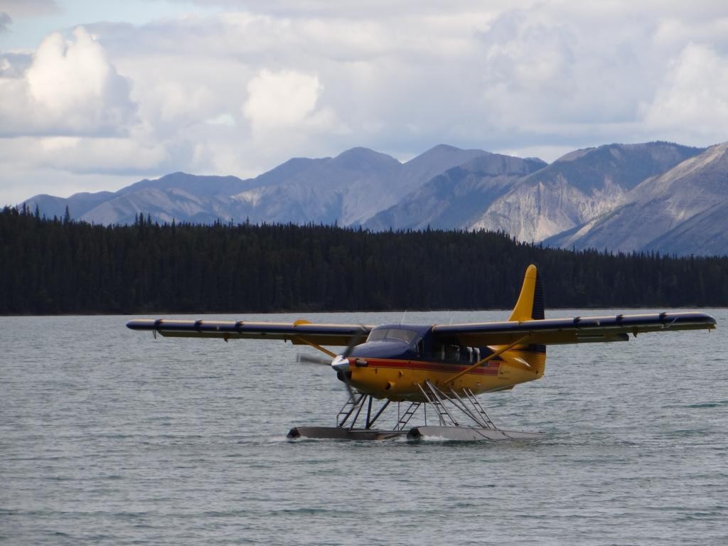 Wasserflugzeug auf dem Muncho Lake