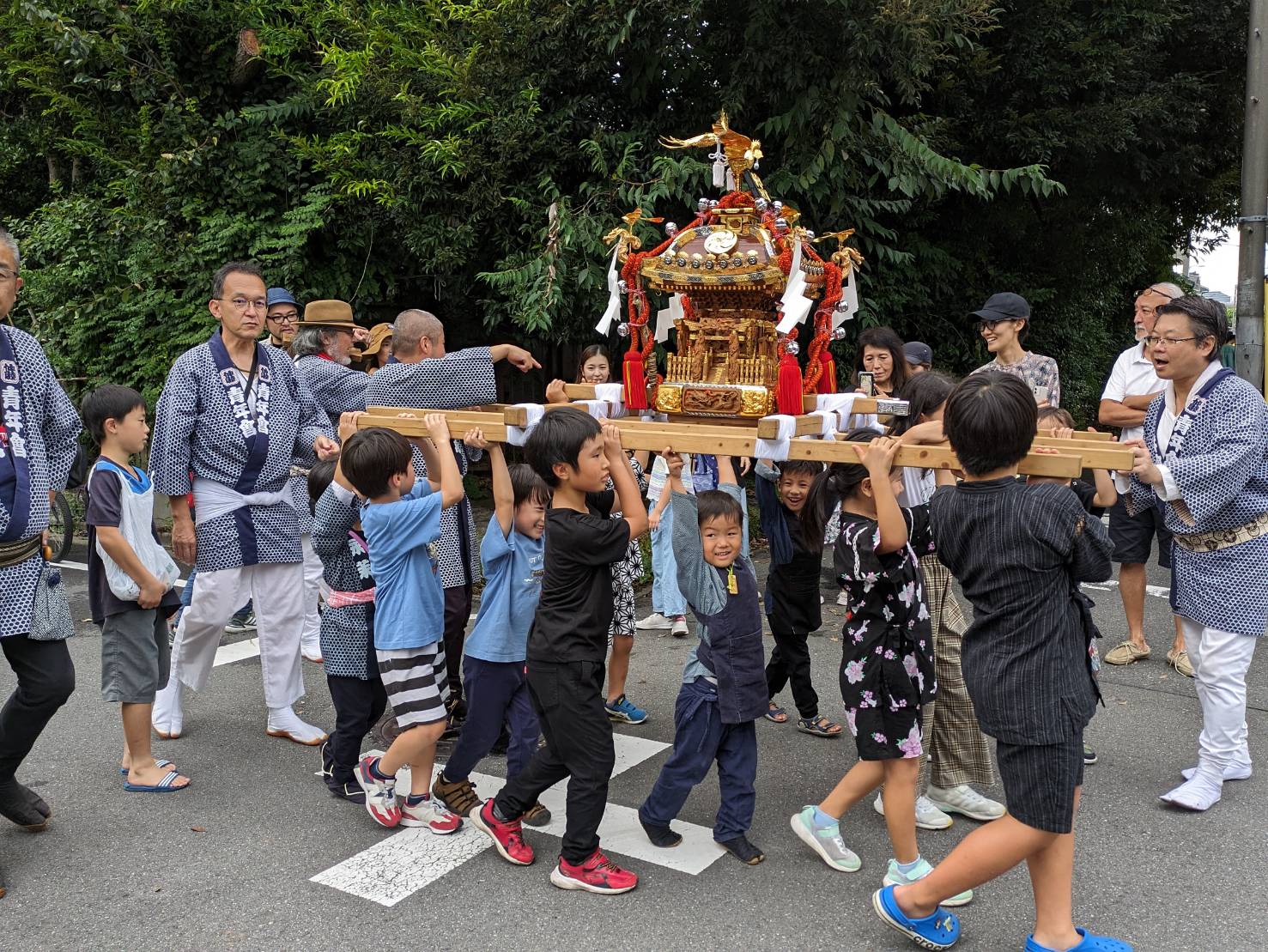 下高井戸八幡神社お祭り完全復活、子ども神輿接待