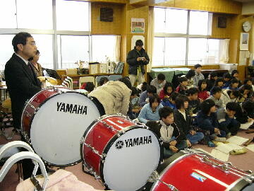 音楽室に教職員と６年生児童が集まりました。