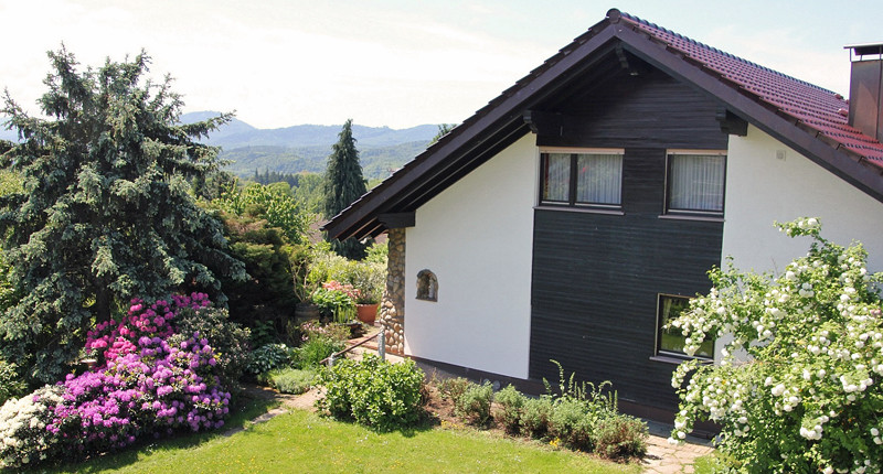 Haus Panoramablick mit Blick in den Schwarzwald, Rhodendronblüte