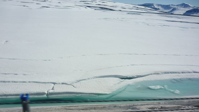 La neige fait des reflets bleutés