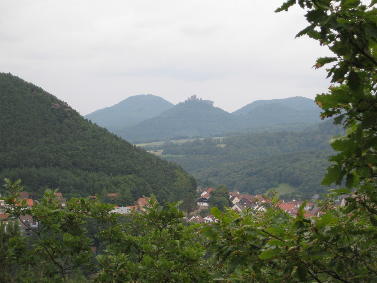 In naher Ferne thront der "Trifels"