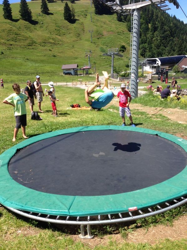 Salto von Leon auf dem Trampolin im "Hexenwasser" 