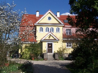 Fassade im Grün, Natürliche Hausgestaltung, Fassaden gestallutng, Keim Farben, Sto Fassade, Fassade streichen, Schutz vor Verwitterung