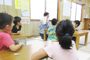 あおいでは、障害を持つ子どもたちが遊びやゲームを通して、日常生活における基本的動作を習得したり、集団生活に適応できるよう支援をおこないます。 児発 放デイ ほうでい 半田 常滑 武豊 知多半島 知多 障害児 通所 つうしょ あおい 口コミ 半田人気 駐車場あり きれい 内容充実 学校送迎あり 病院送迎あり 内容充実 イベント有り 半田・知多・常滑市 児童発達支援・放課後等デイサービス「あおい」