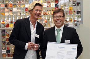 Georg Regn, Leiter des Kundenservice der Witt-Gruppe, freut sich über die Auszeichnung durch Bettina Burmester von der bkr callbusiness UG.