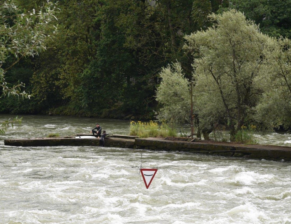 Schild, welches das Becken hinter der Welle markiert