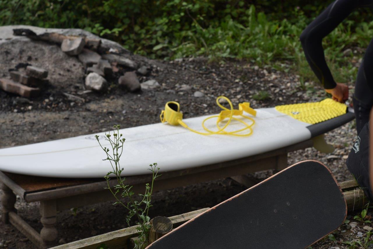 Ein Surfer macht sein neues Shortboard bereit, um zu surfen