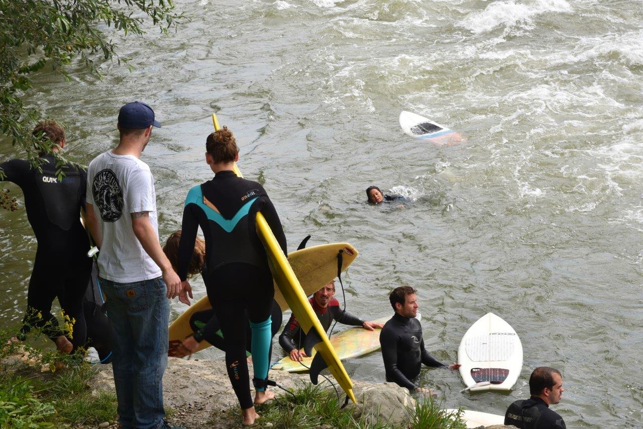 Viele Surfer wollen die Welle surfen