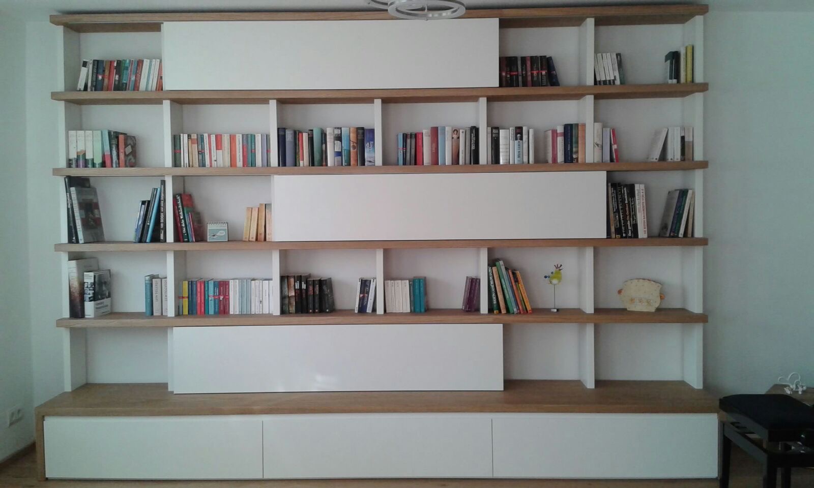 Bücherregal mit Schiebetüren und Schubläden