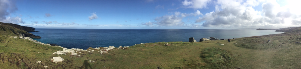 Links der felsige Weg - mittig der überraschend blaue Himmel - rechts noch klein zu erkennen St Ives