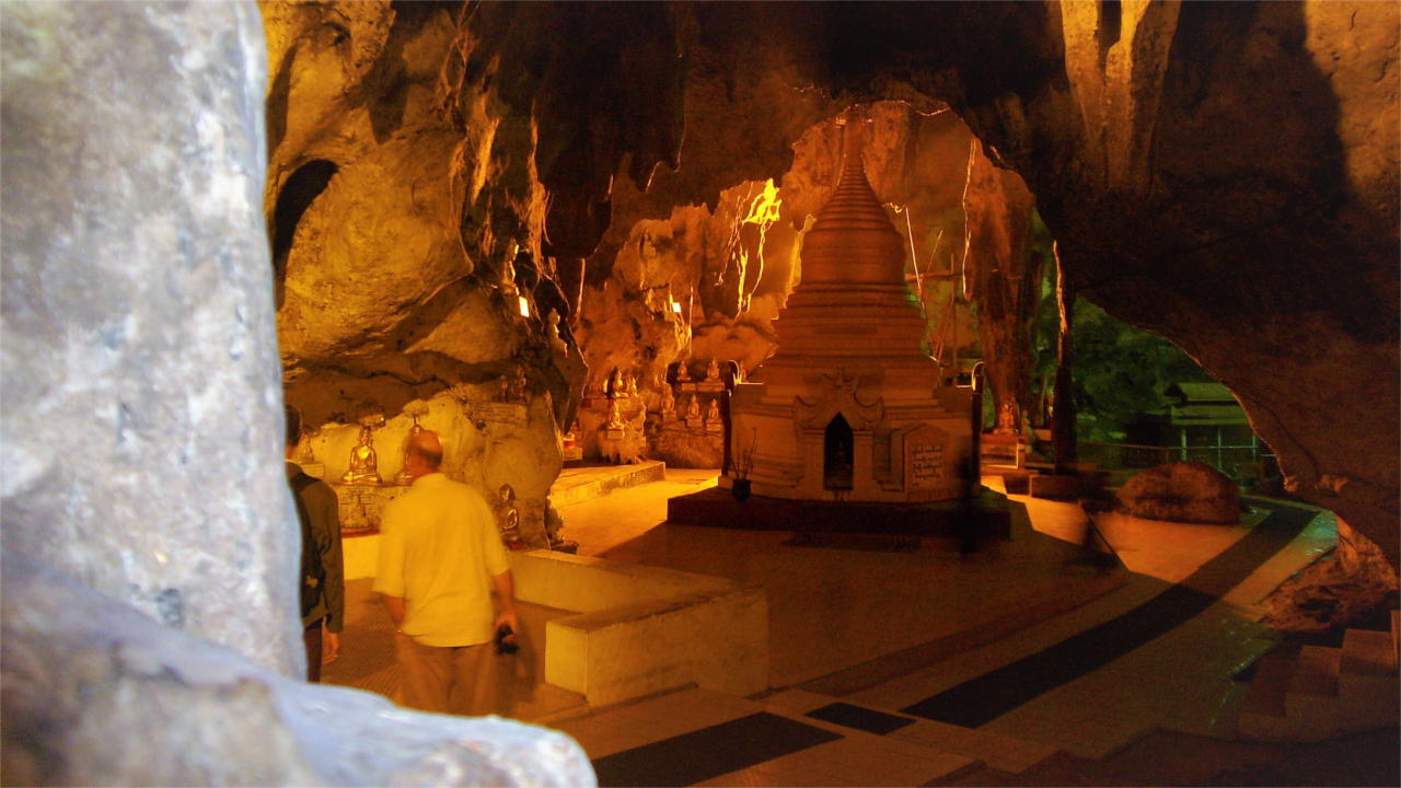 Pagode & Buddha-Statuen bei Kalaw auf 1300 Hm