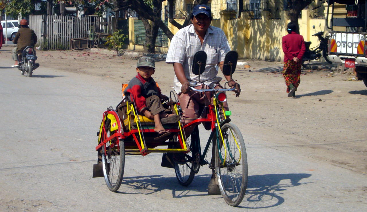  Verkehr in Mandalay mit Dreirad