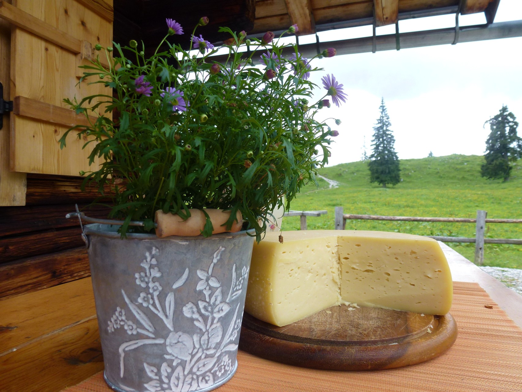  Hergestellt aus der Kräuter-Milch reift dieser Käse mindestens 7 Wochen bis er sein charakteristisches Aroma erhält, das ihn zu einem wahren Geschmackserlebnis macht