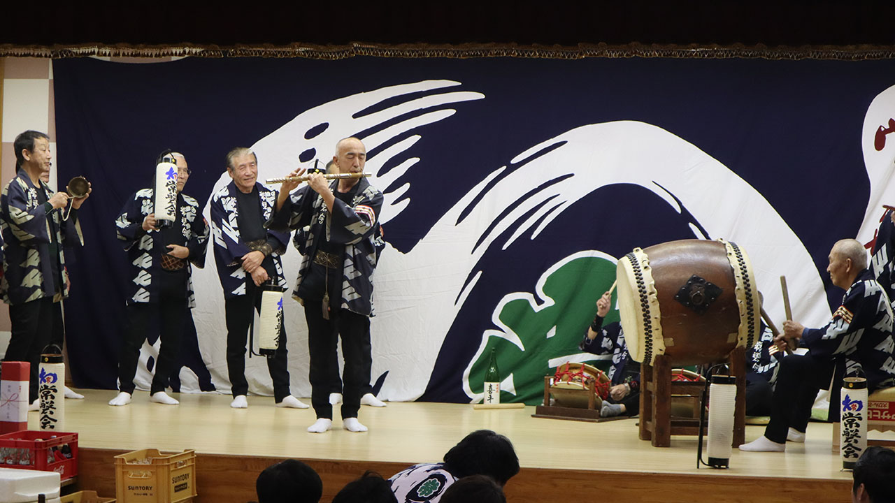 余興・総本部（初代会長の形見の笛による雨垂れの演奏）