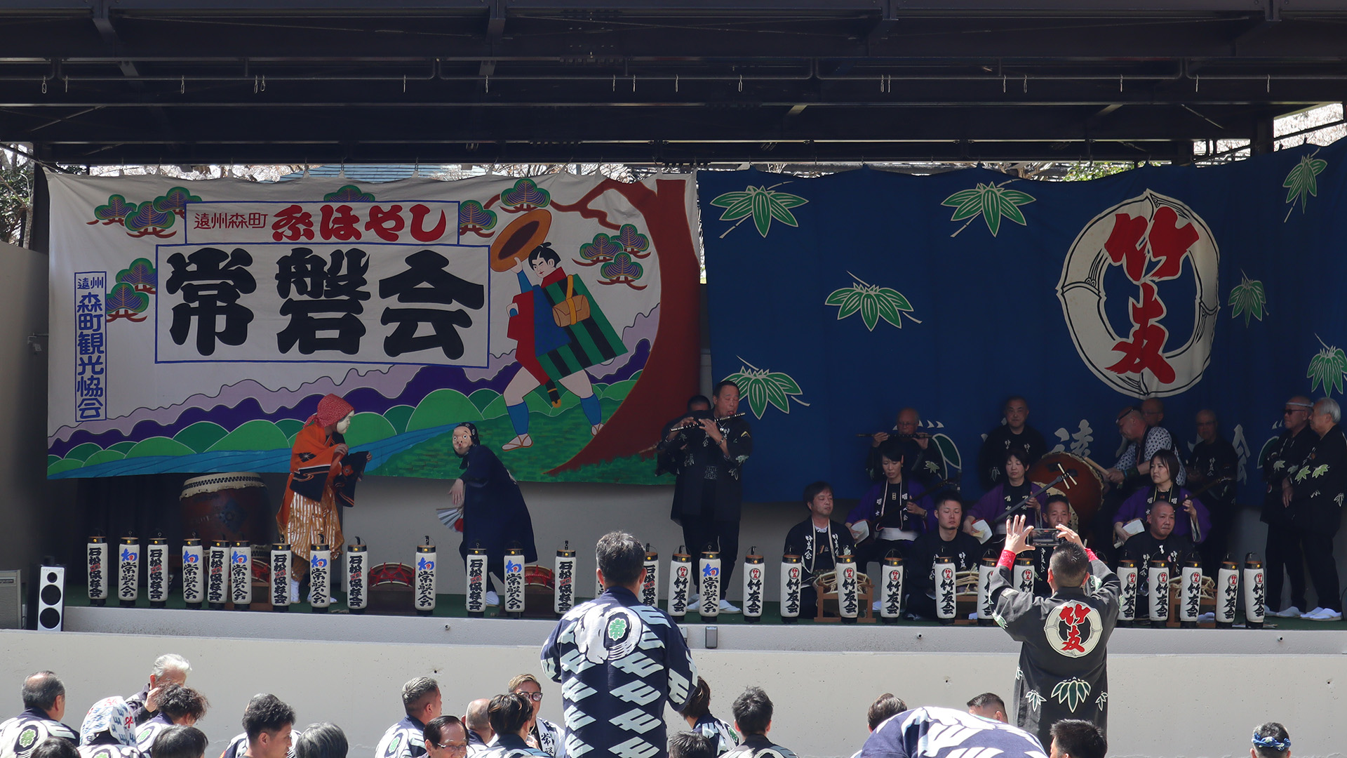 竹友会お囃子と「おかめひょっとこ」手古舞の披露「屋台下」