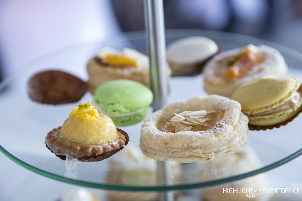 <h1>feines Catering</h1> Süsses leckeres Fingerfood mit französischen Macarons!  <a href="https://www.highlight-eventoffice.eu/leistungen/events-f%C3%BCr-kunden/messecatering/"><b>weitere Infos</b></a>