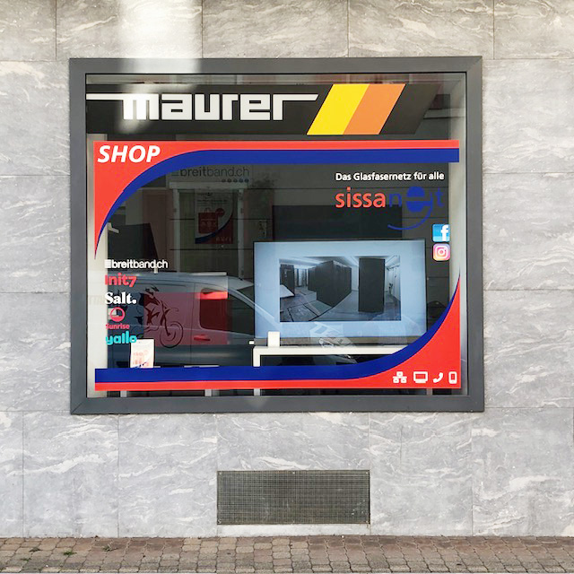 Wer gestaltet Schaufenster professionell im Baselland: Beispiel: sissanet shop der Elektra Sissach bei Maurere Radio und Television AG