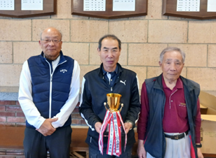 優勝 金坂弘一さん(中央)、準優勝 藤原進さん (右)、第3位 高橋淳一さん(左)