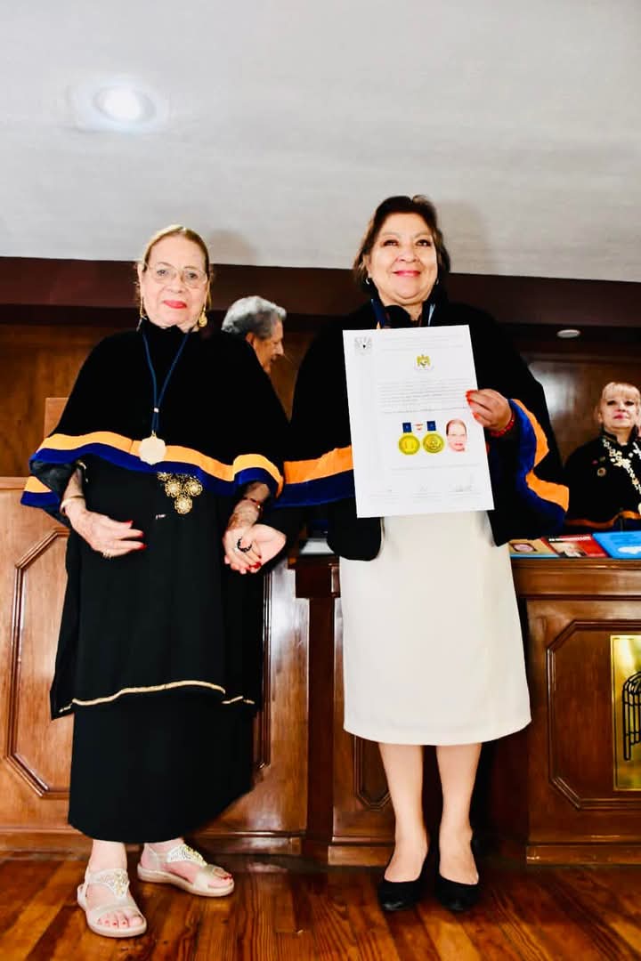 Nuestra primera Galardonada Dra. Concepción Quiroz Tellez, por su invaluable trabajo de investigación y gestión para evitar contaminación alimentaria en grandes empresas, así como el rescate histórico de muchos documentos de enorme valía histórica (a la derecha nuestra galardonada y a la izquierda la Dra. Socorro Cortés Mayorga). La ANHG de Chiapas posee una enorme responsabilidad en la selección de tan valiosa presea, la cual no siempre se entrega año con año.
