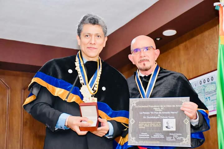 Dr. Guadalupe Chávez Torres mi maestro y un servidor Dr. Serguey Ivan Farrera Villatoro, recibiendo la medalla en Paz de Amado Nervo, en pro de la promoción cultural y poética.