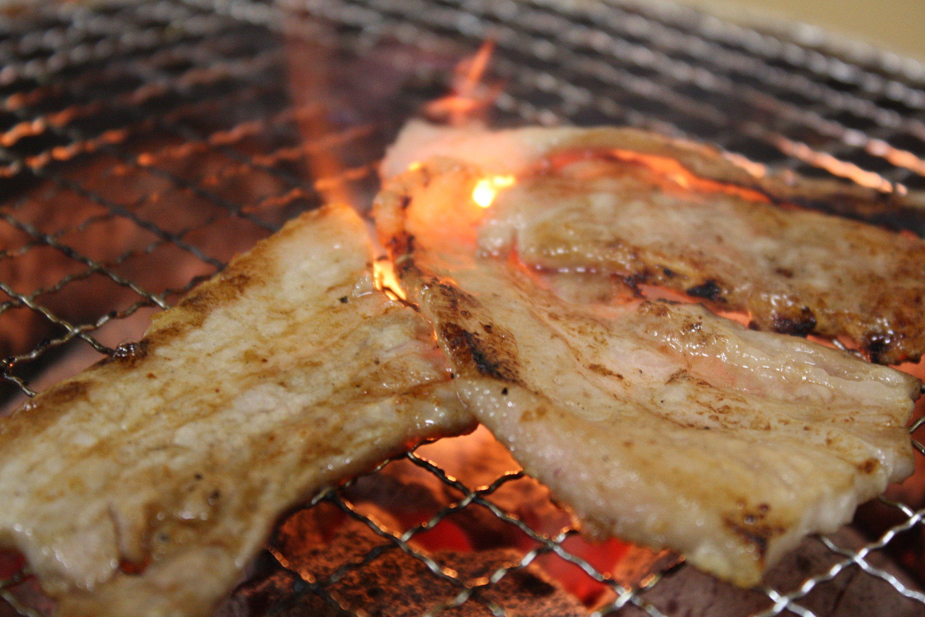 炭火で焼くから余分な油は落ち更に美味しい！