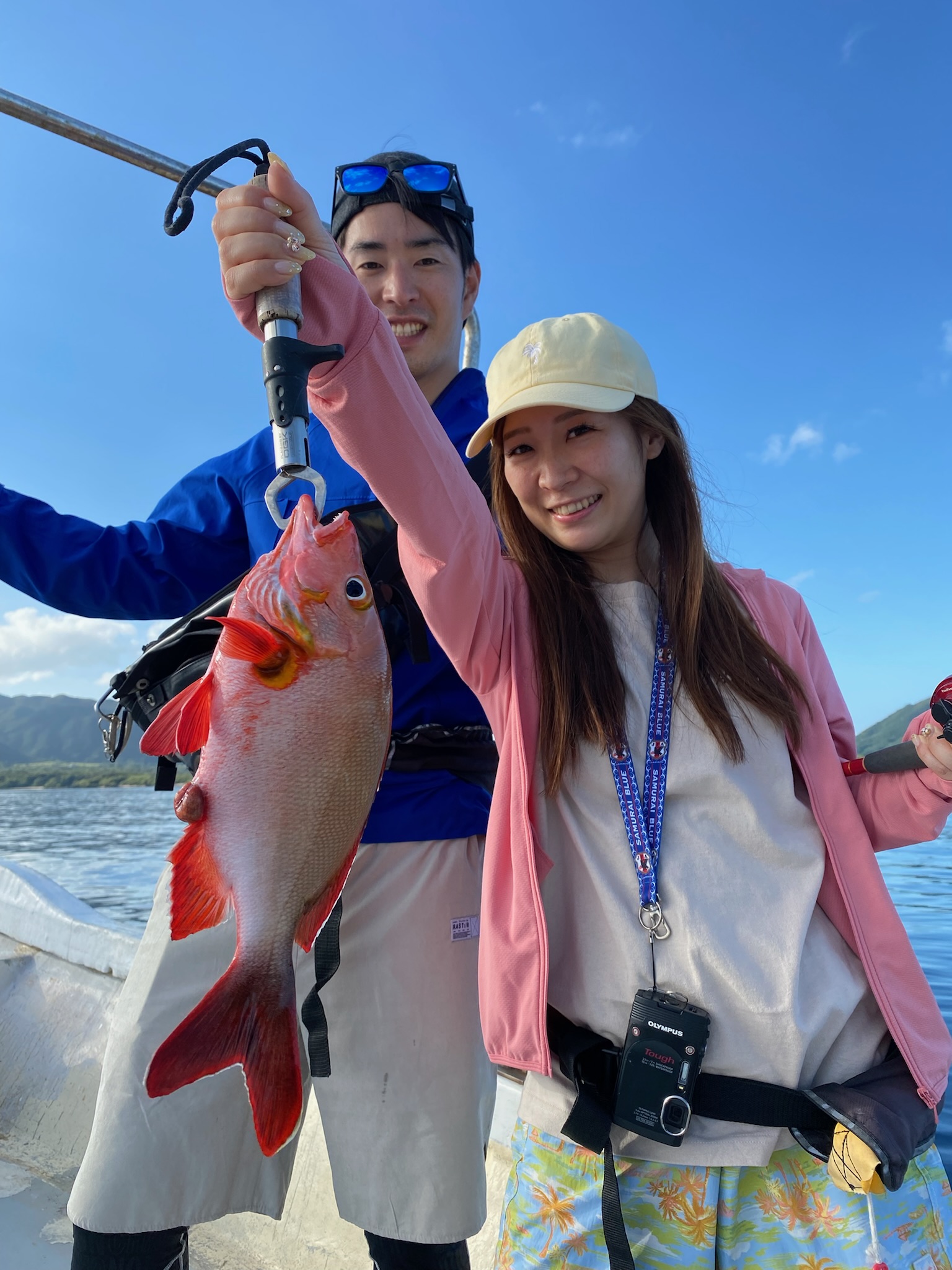 魚を釣釣りを楽しむ男女