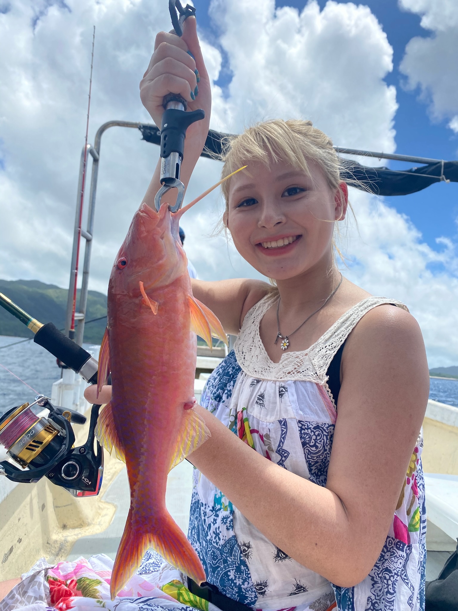 釣り体験を楽しむ女性