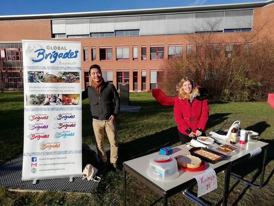 Waffel- und Kuchenverkauf auf dem Campus