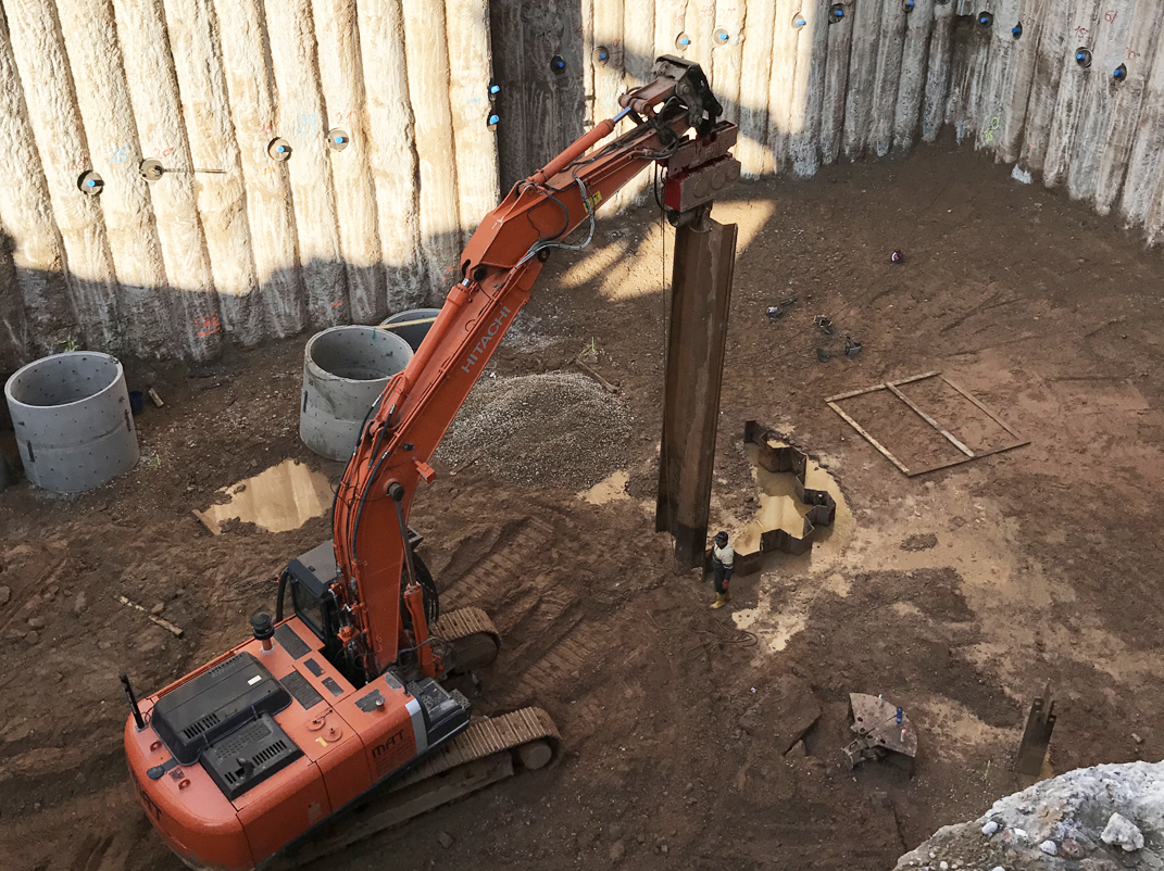 Spundarbeiten innerhalb der Baugrube, Tiefe 15 m