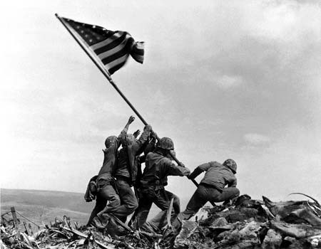 Izado de la bandera americana en Iwo-Jima.