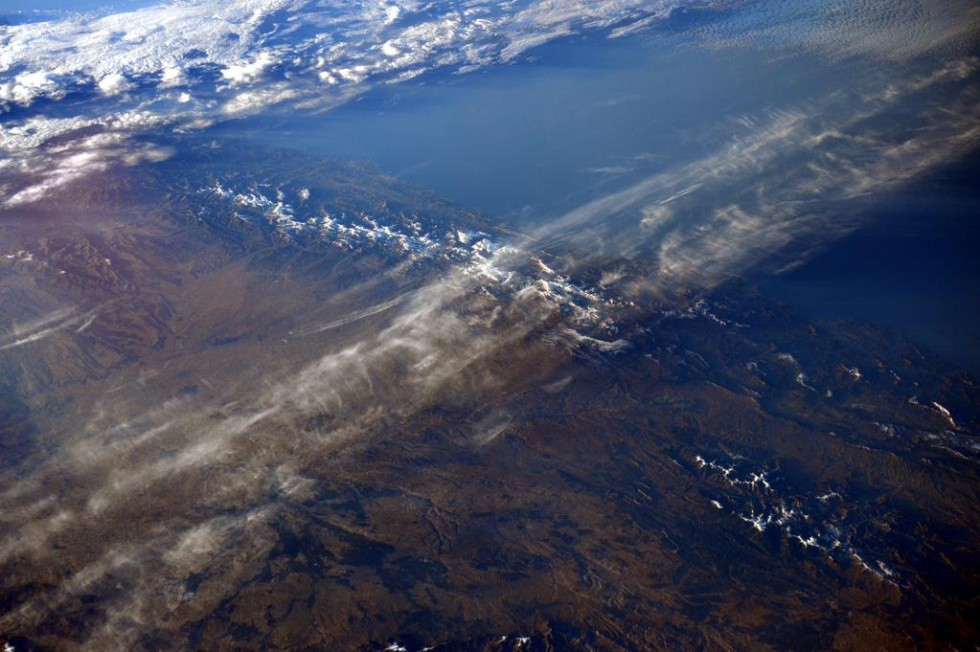La costa cantábrica desde Gijón a Bilbao sobre la Cordillera Cantábrica.