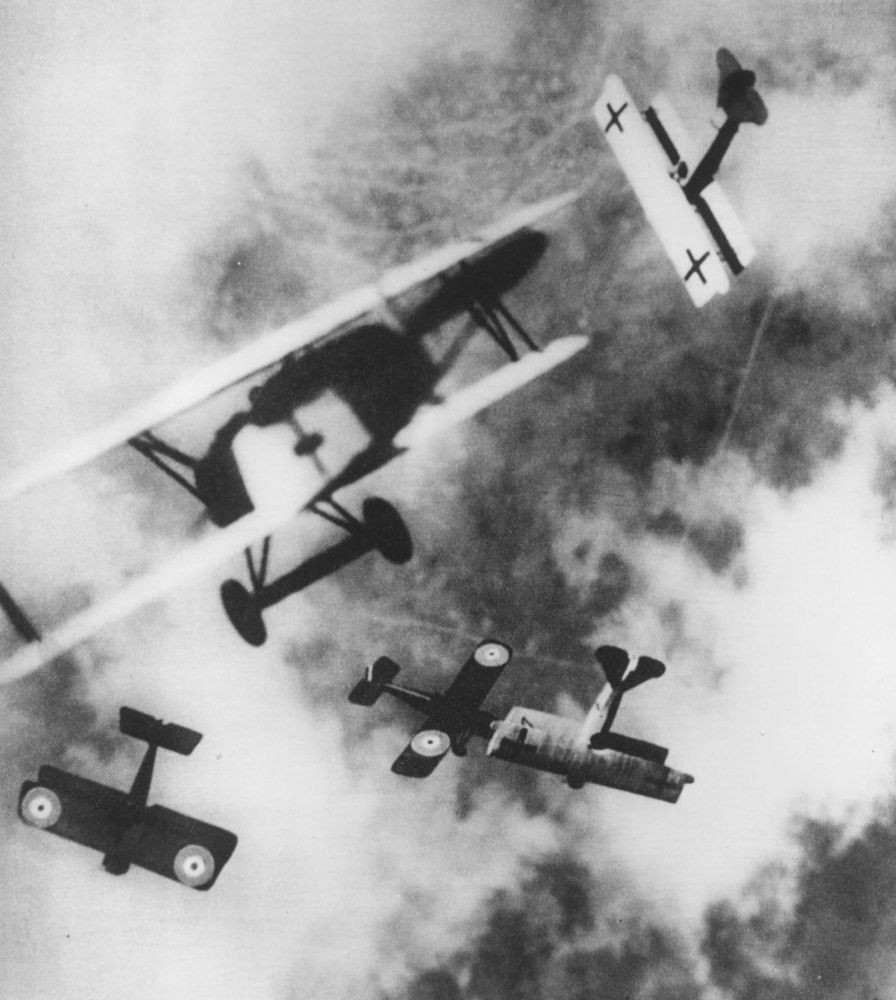 Aviones británicos y alemanes en el aire.