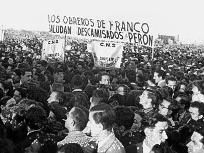 Los "descamisados" -pobres- españoles "aclaman" a la bondadosa presidenta.