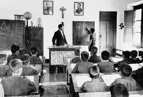 Aulas franquistas con sus símbolos religiosos y políticos II.