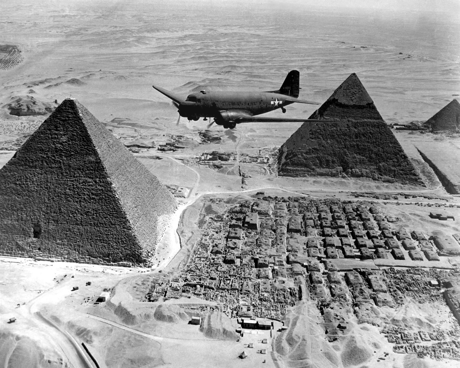 Sobrevolando las pirámides de Egipto.