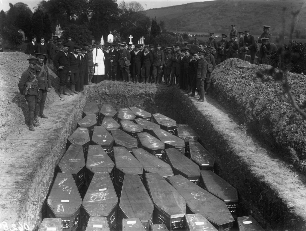 1915.Entierro del barco Lusitania, cerrca de Cork (Irlanda).1.200 muertos