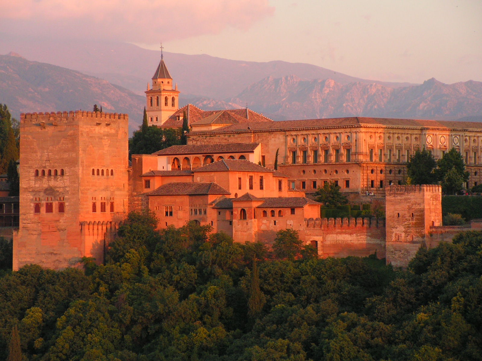 La Alhambra, la "fortaleza roja" del periodo nazarí del Reino de Granada.