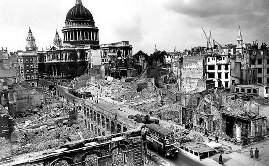 Bombardeo de Londres, al fondo St. Paul´s Cathedral.