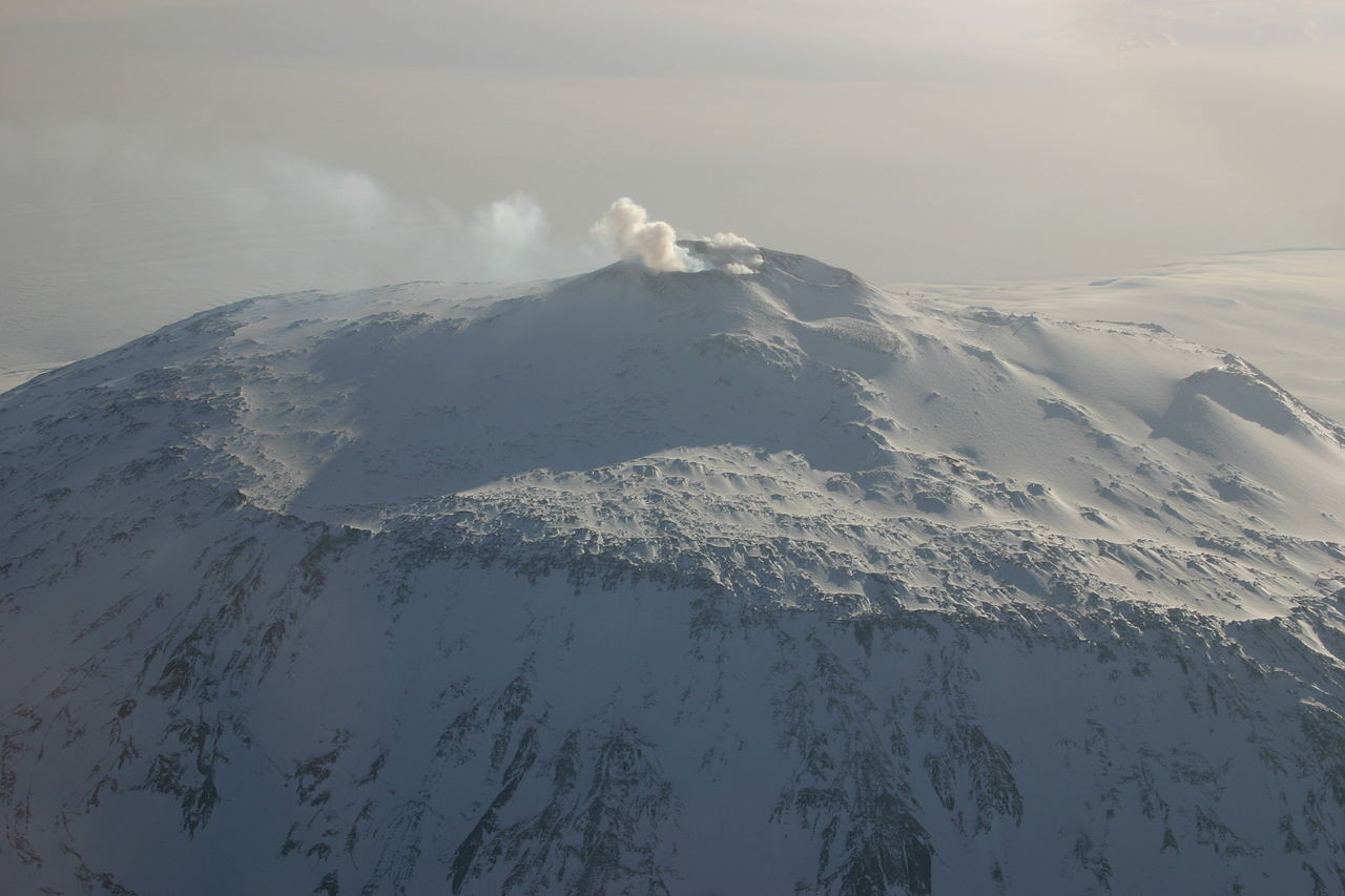 El volcán antártico, el Monte Erebús (3794 mts.)