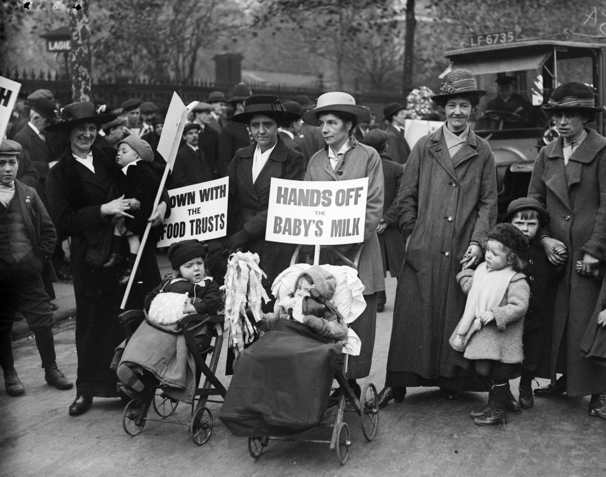 1916. La retaguardia: protesta británica por la subida de la leche...