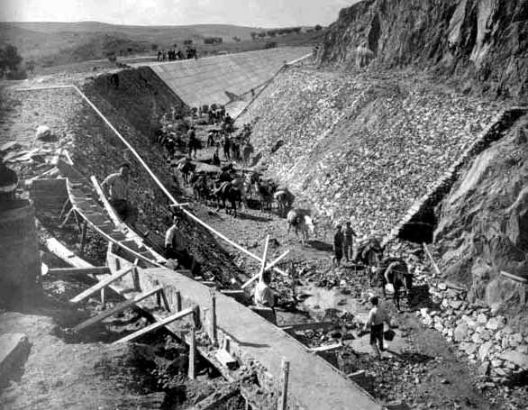 Construcción de un canal del Plan Badajoz.